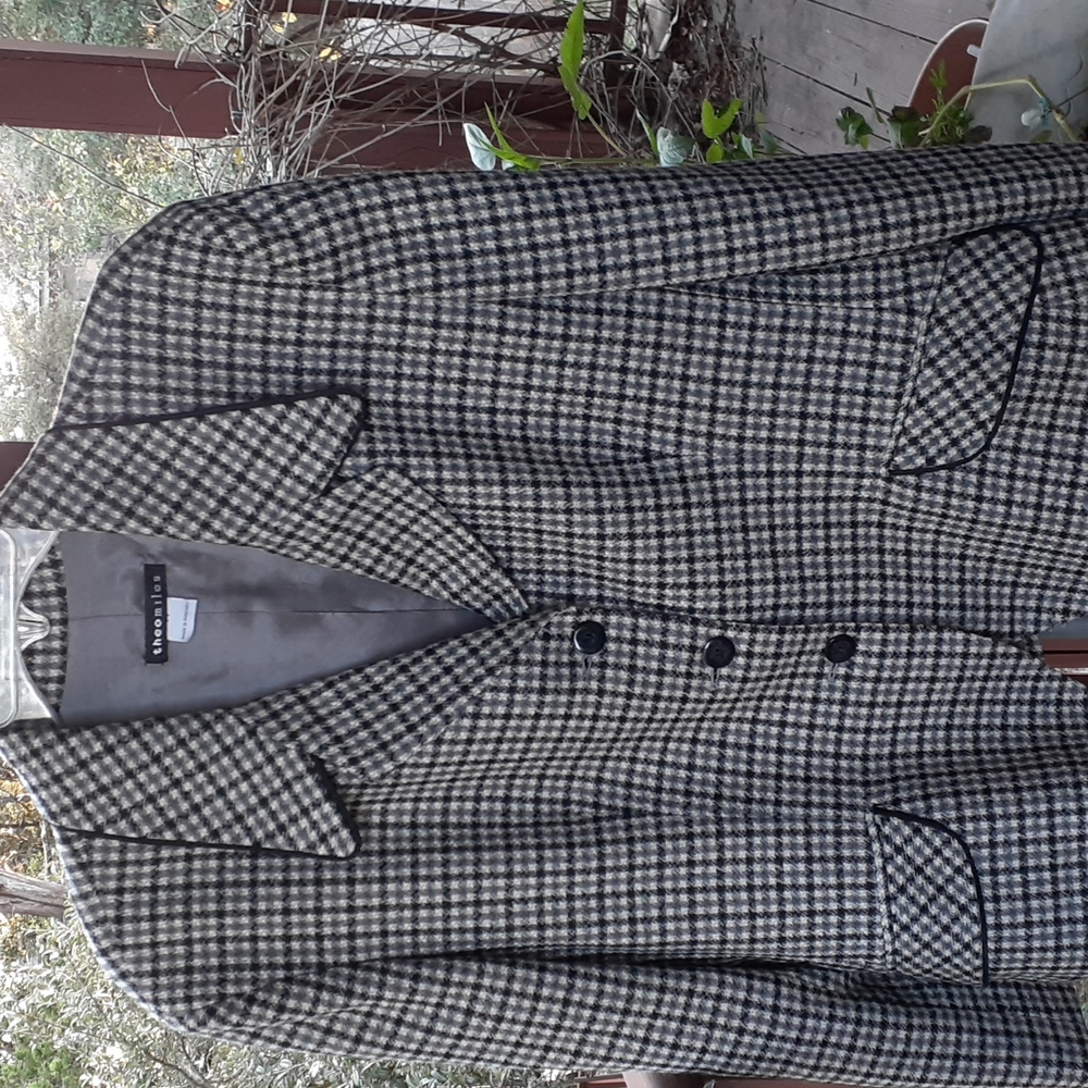Theories 2 piece 100% Wool suit gray, cream  traces of beige Very Good Condition